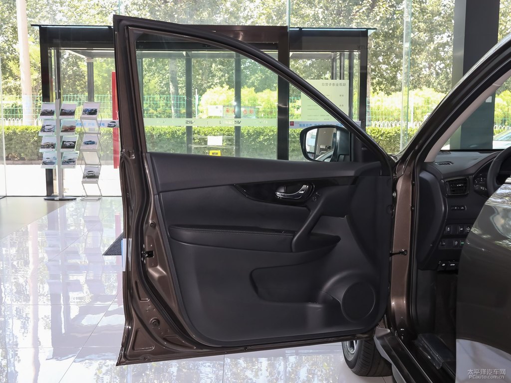 琥珀金奇駿車廂內(nèi)飾圖片