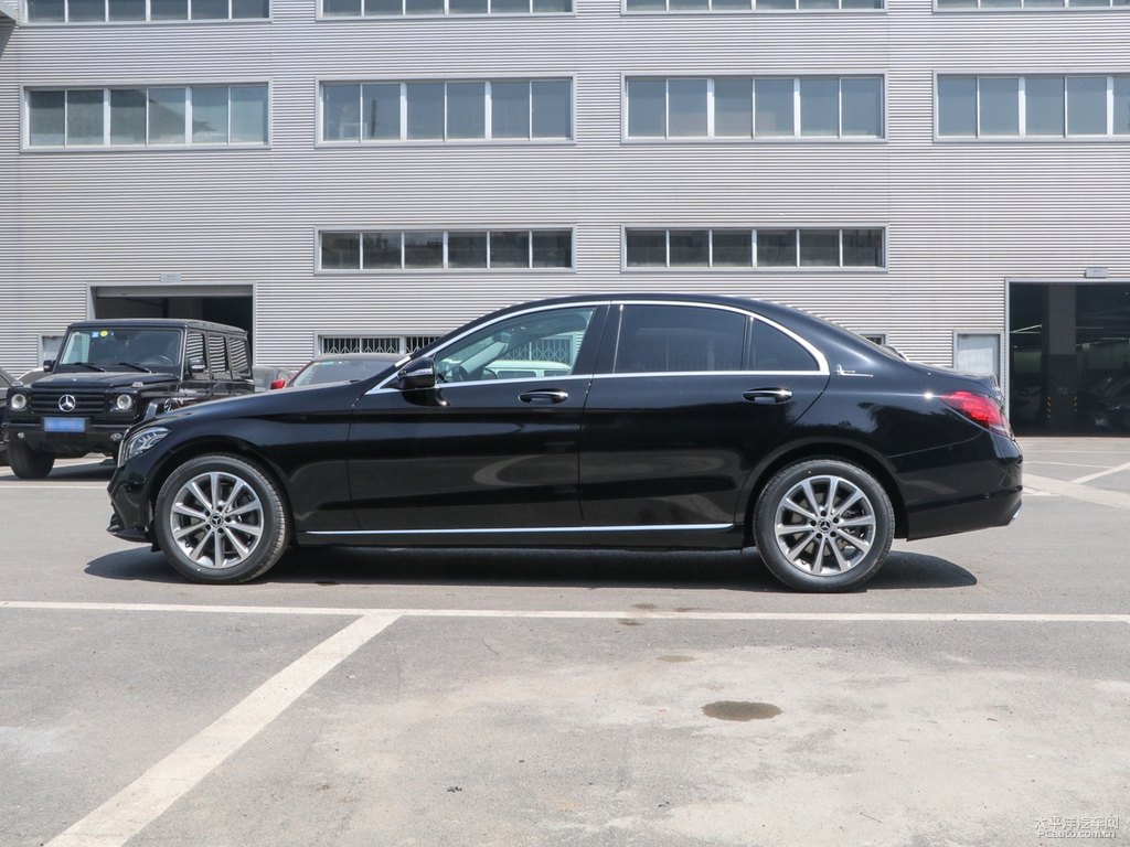 曜巖黑奔馳C級整車外觀外觀圖片