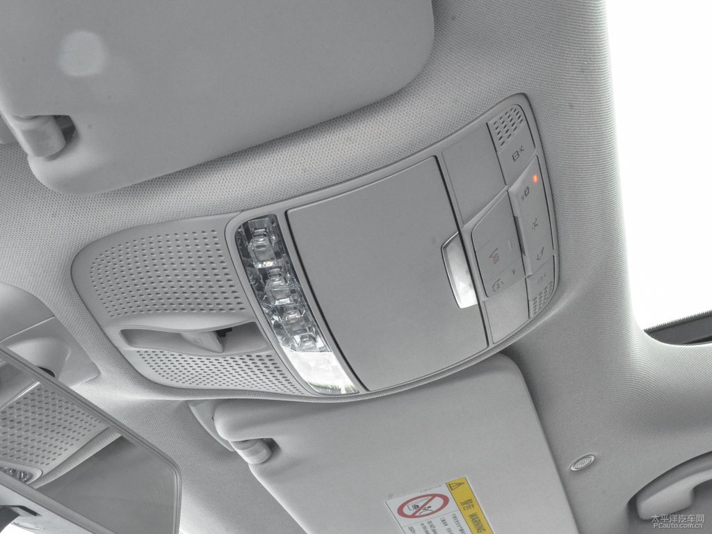 水硅礬鈣石藍奔馳C級車廂內(nèi)飾圖片
