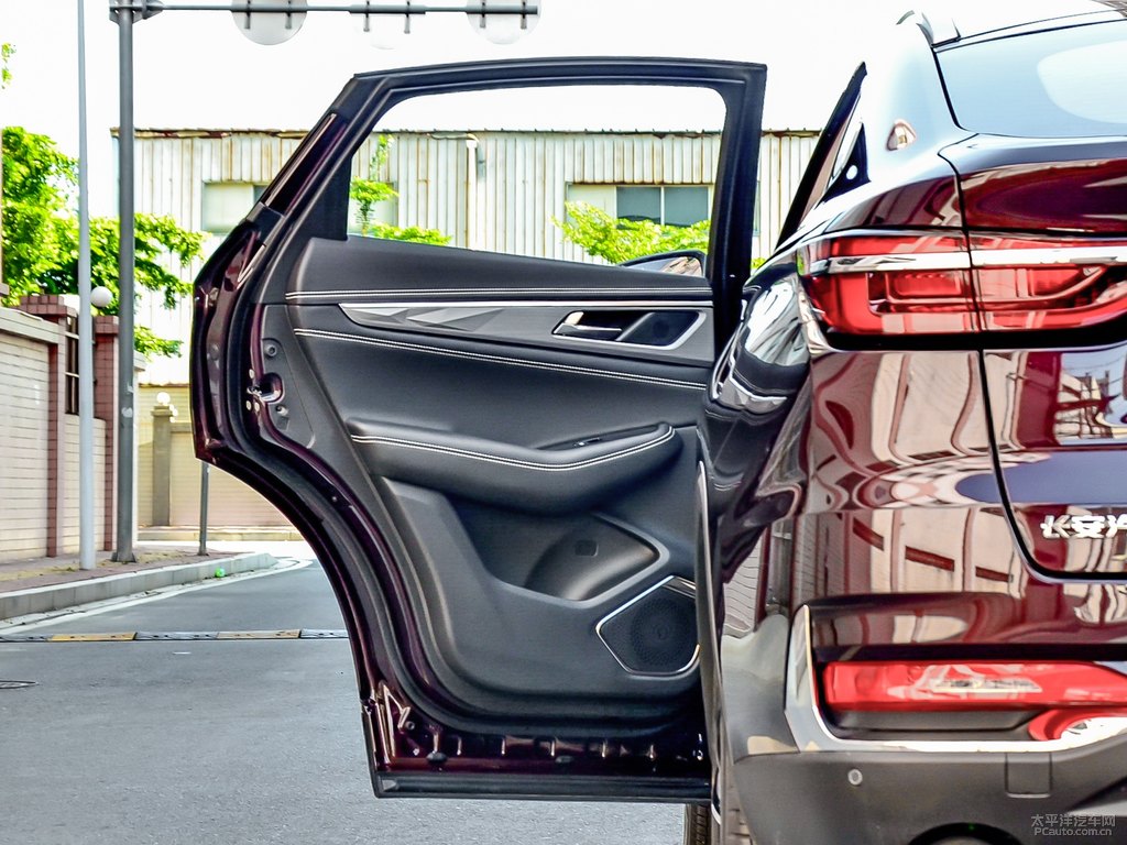 火巖棕長安CS85 COUPE車廂內(nèi)飾圖片