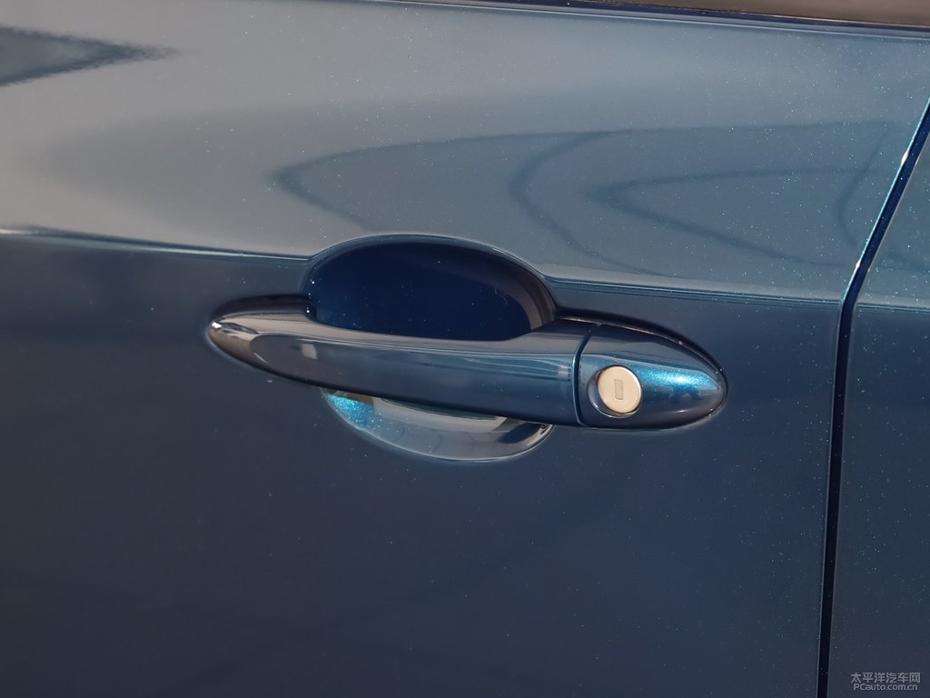 灑脫藍科魯澤車身外觀圖片