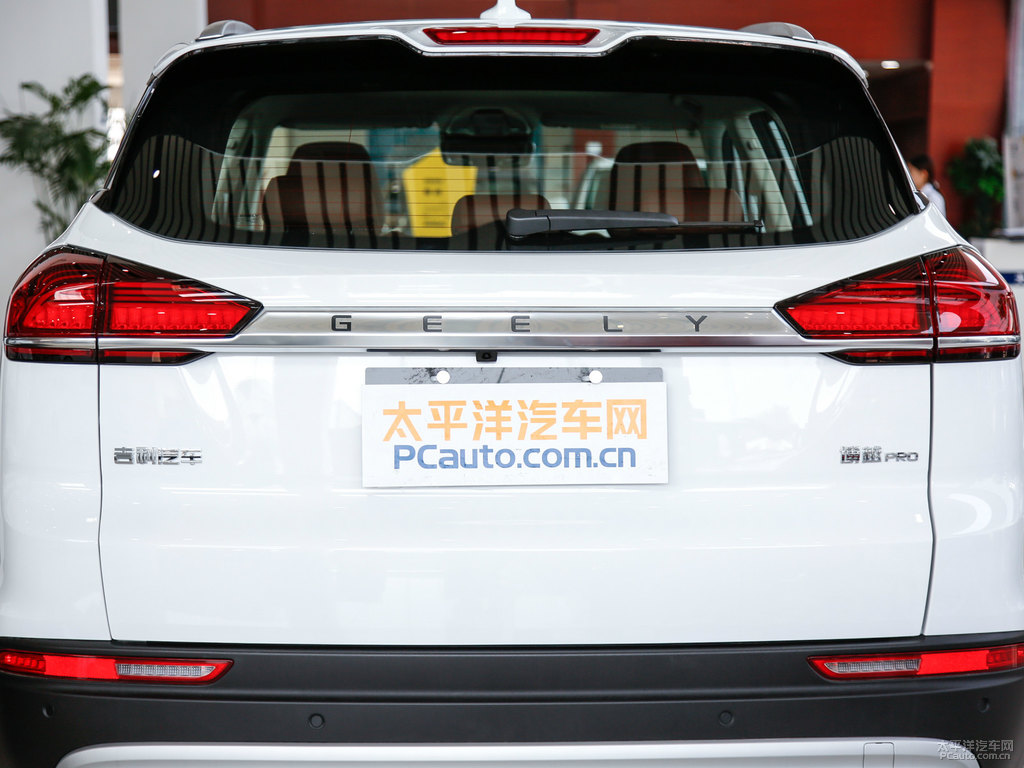漢玉白博越車尾外觀圖片