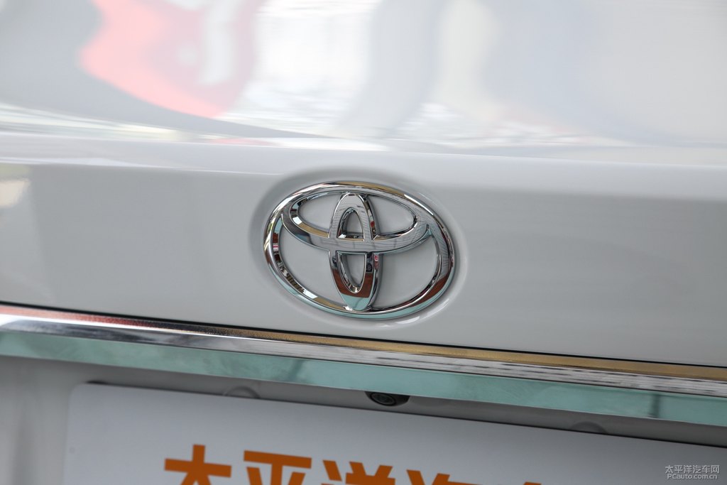 超級(jí)白色卡羅拉車尾外觀圖片