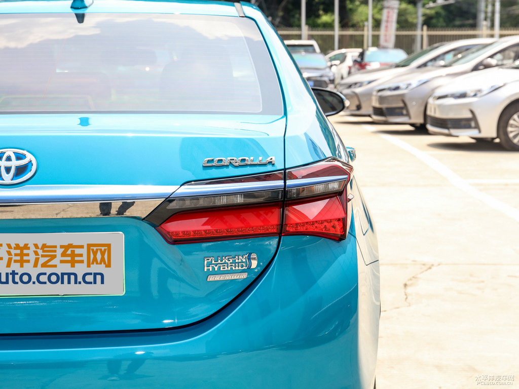 天際藍(lán)金屬色卡羅拉雙擎E+車尾外觀圖片