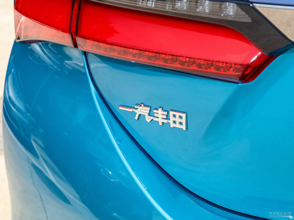 天際藍金屬色卡羅拉雙擎E+車尾外觀圖片