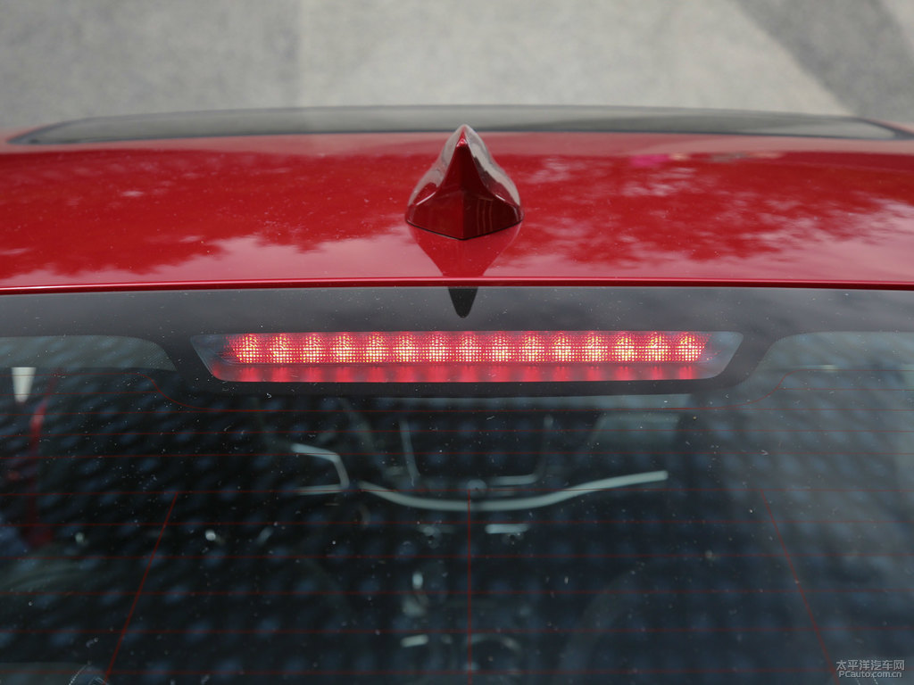瑪瑙紅威朗車尾外觀圖片