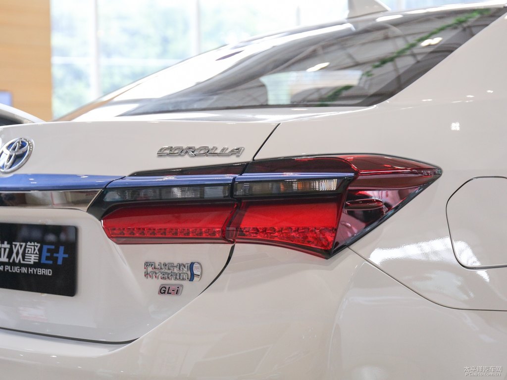 珍珠白色卡羅拉雙擎E+車尾外觀圖片