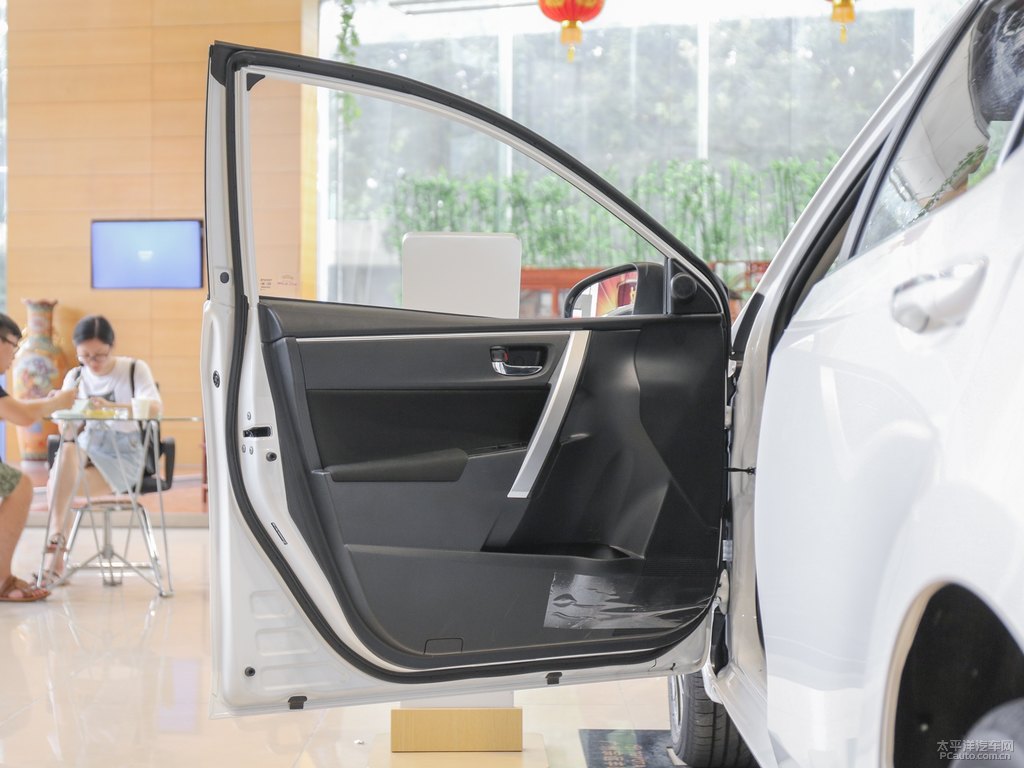 珍珠白色卡羅拉雙擎E+車廂內(nèi)飾圖片