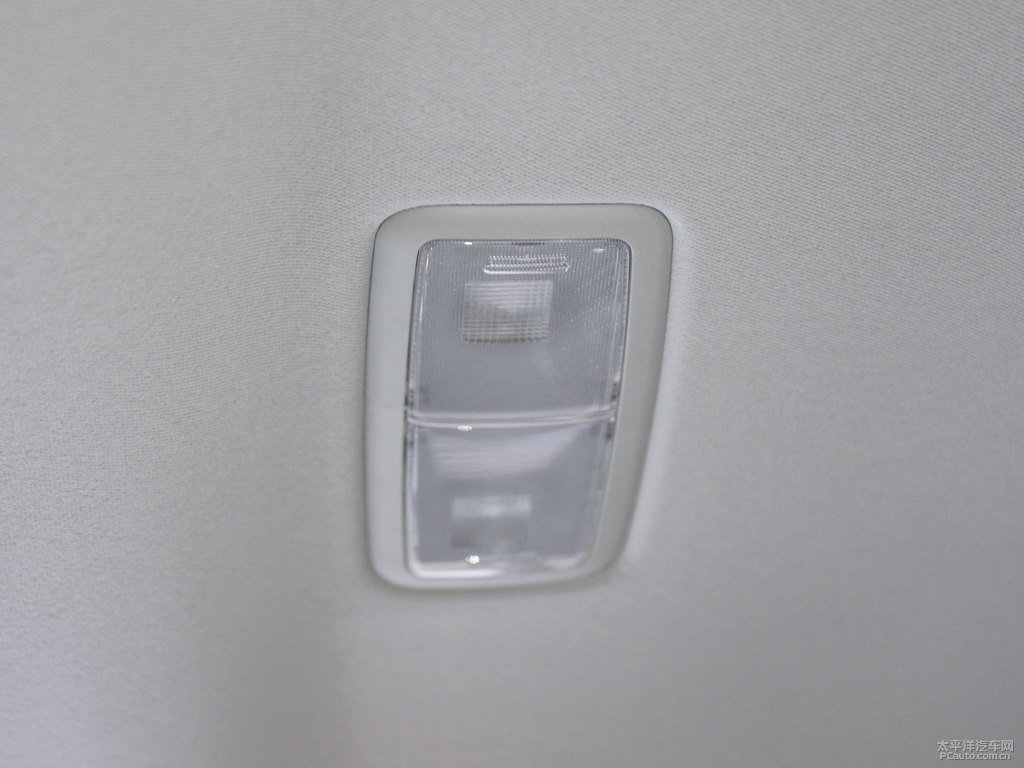 珍珠白色卡羅拉雙擎E+車廂內(nèi)飾圖片