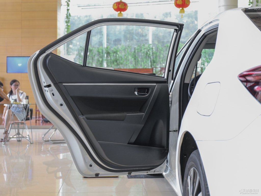珍珠白色卡羅拉雙擎E+車廂內(nèi)飾圖片