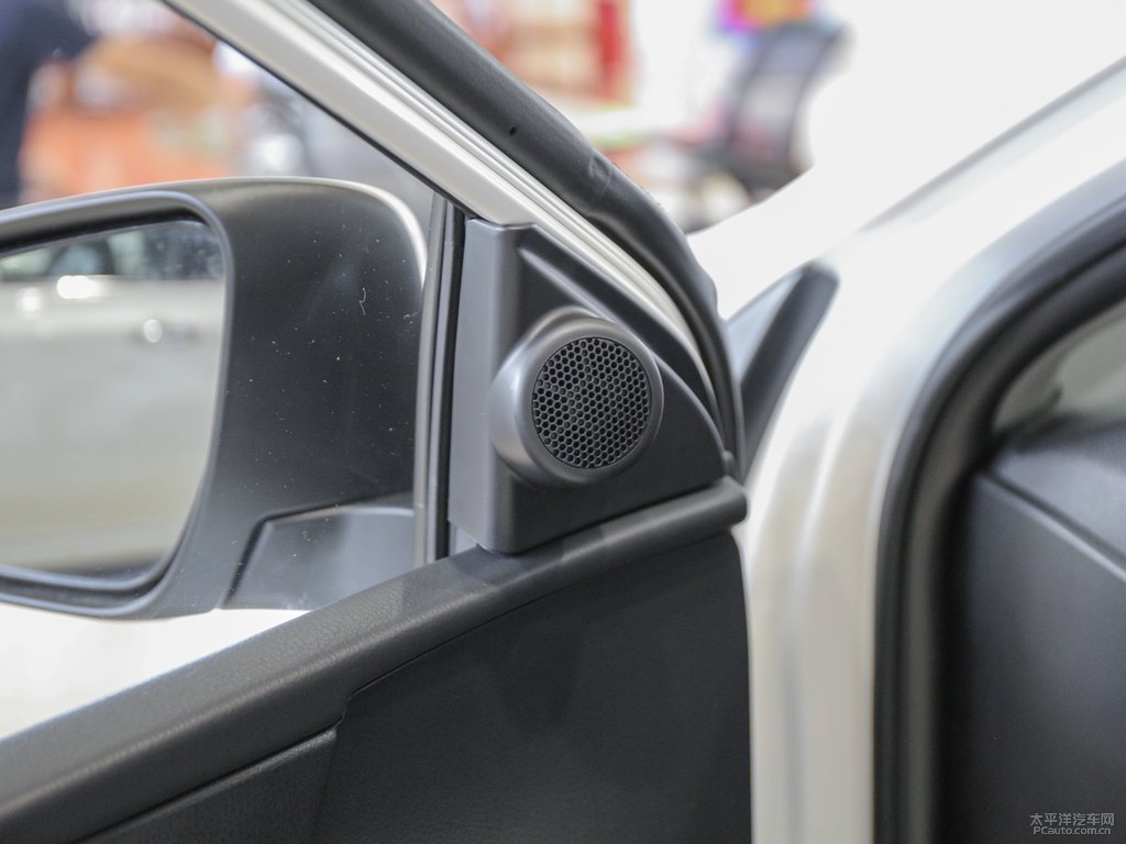 珍珠白色卡羅拉雙擎E+車廂內(nèi)飾圖片