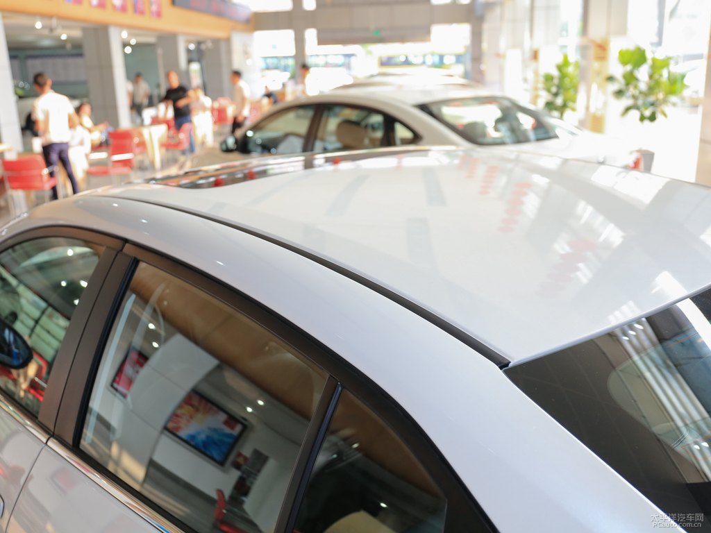 珠光白軒逸車身外觀圖片