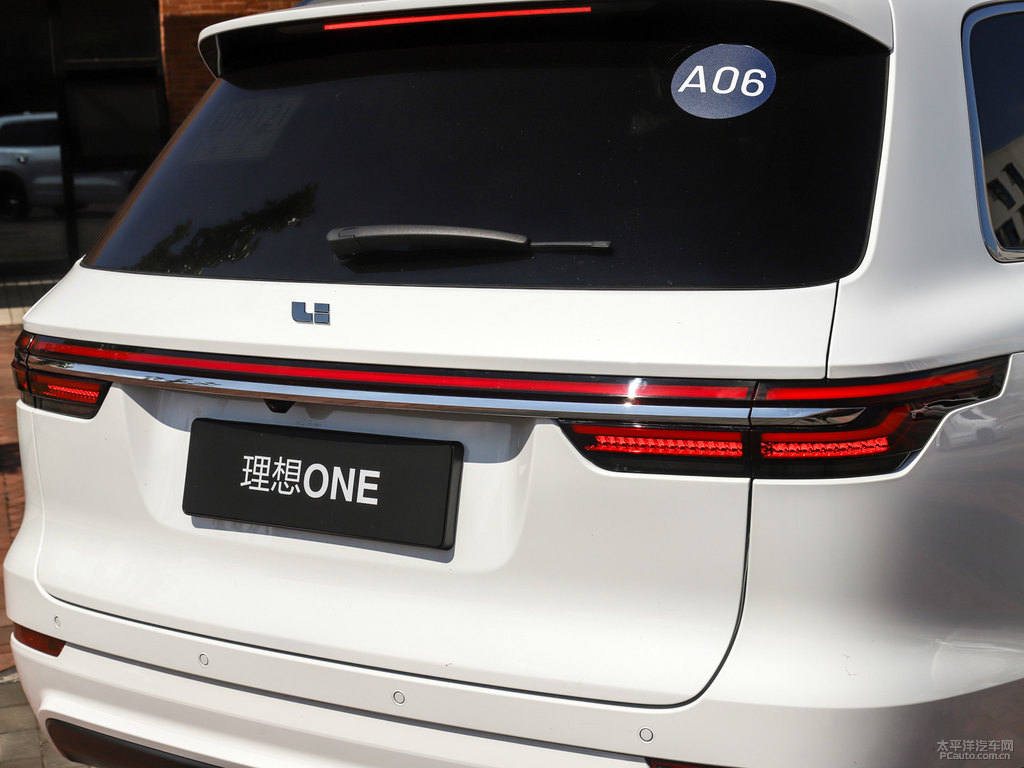 白色理想ONE車尾外觀圖片
