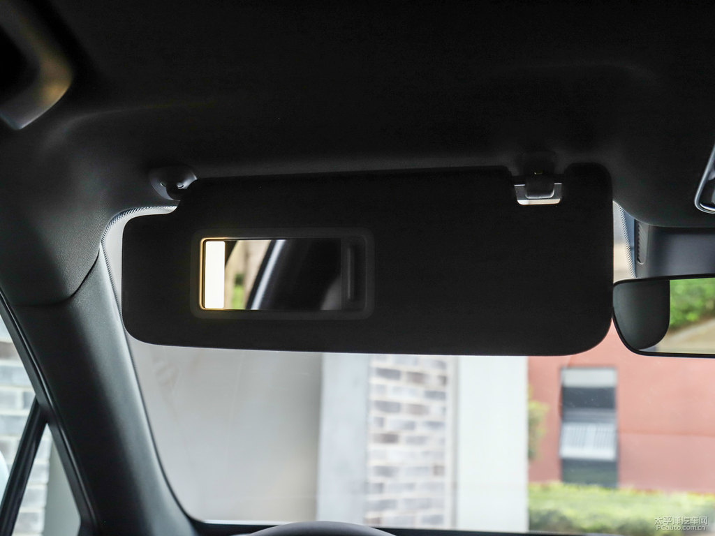 白色理想ONE車廂內(nèi)飾圖片