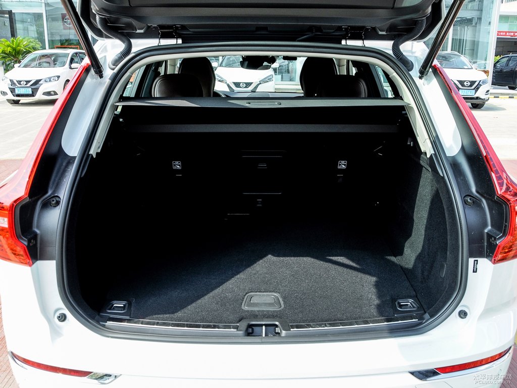水晶白沃爾沃XC60后備廂空間圖片