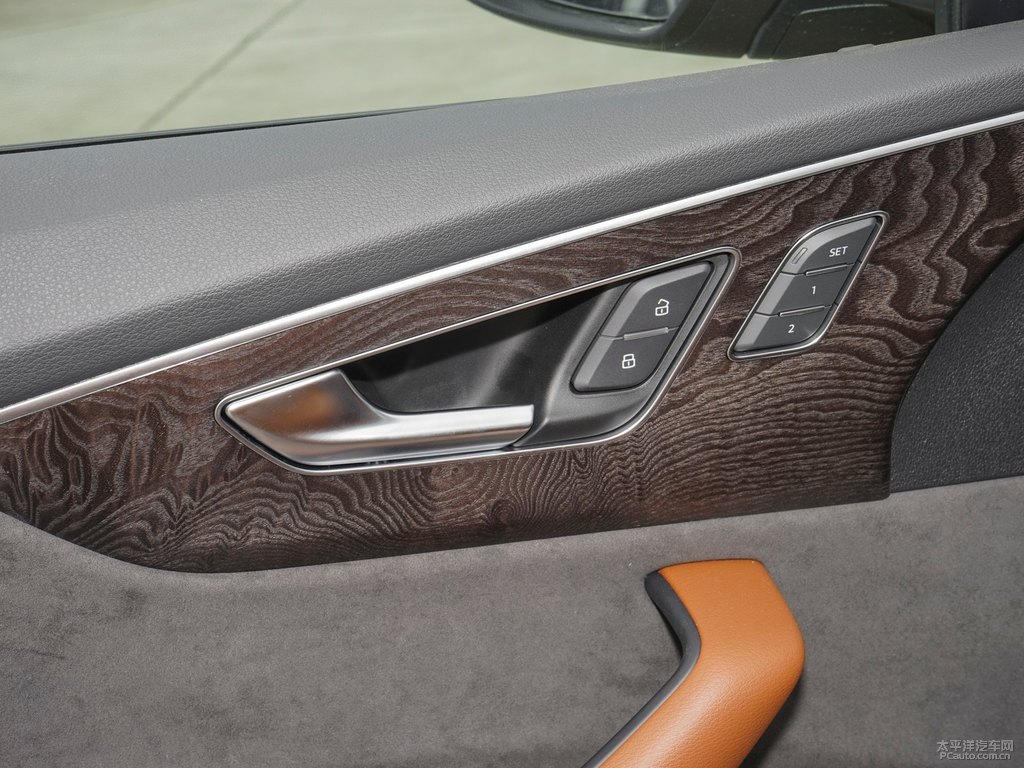 鎏金橙奧迪Q8車廂內(nèi)飾圖片