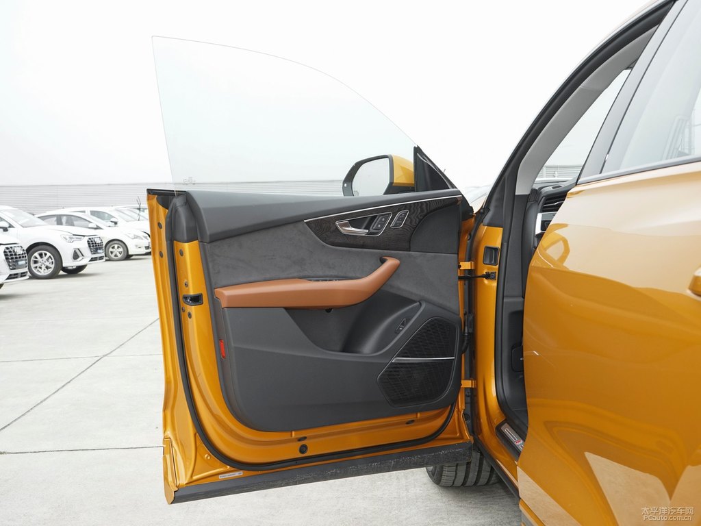 鎏金橙奧迪Q8車廂內(nèi)飾圖片