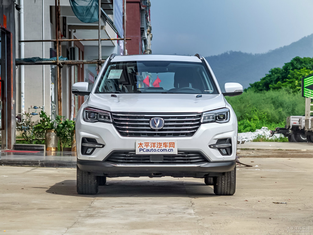 精靈白長(zhǎng)安CS75整車(chē)外觀外觀圖片