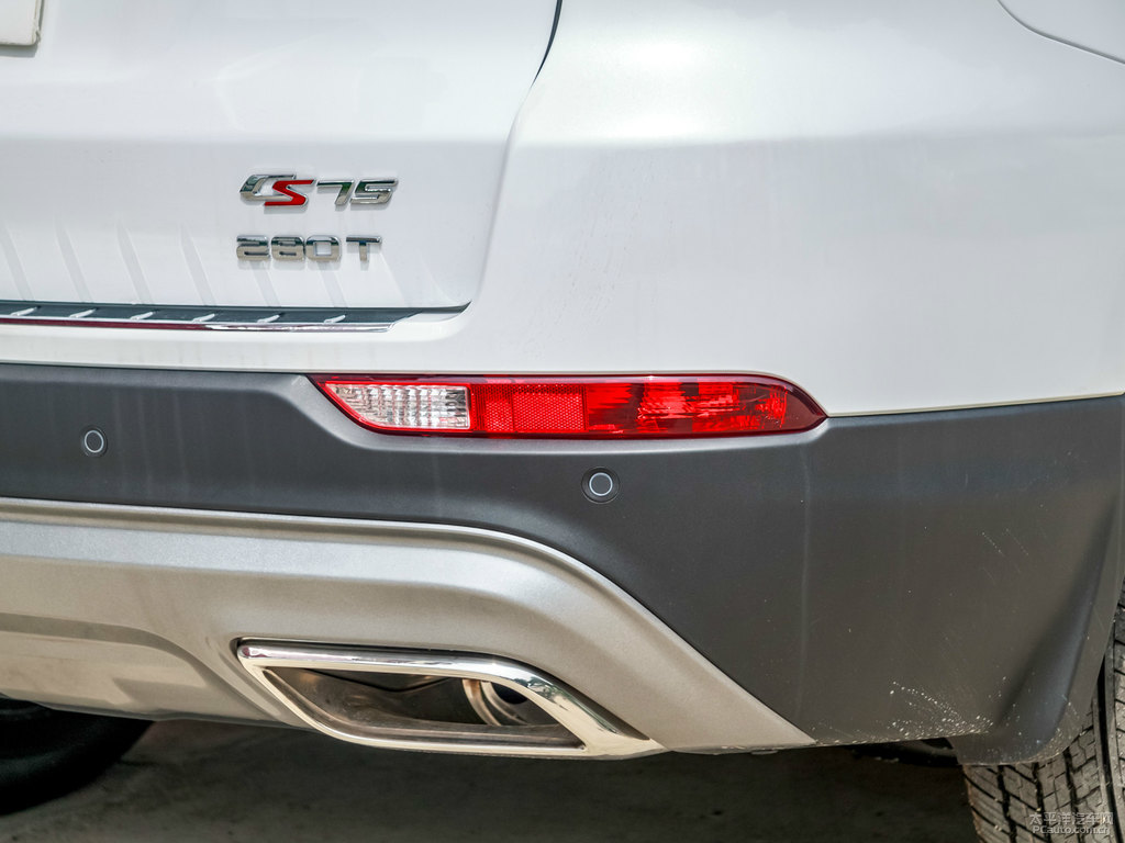 精靈白長安CS75車尾外觀圖片