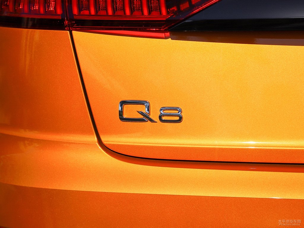 鎏金橙奧迪Q8車尾外觀圖片