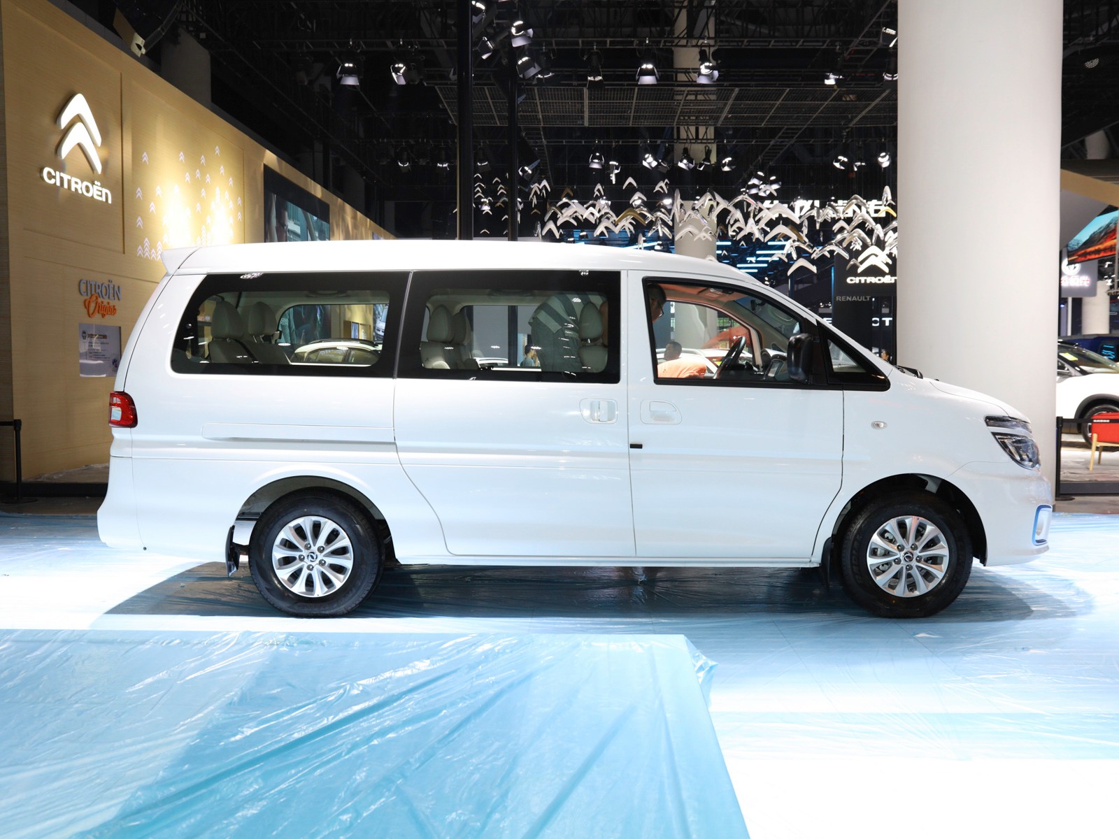 菱智M5新能源車展高清大圖