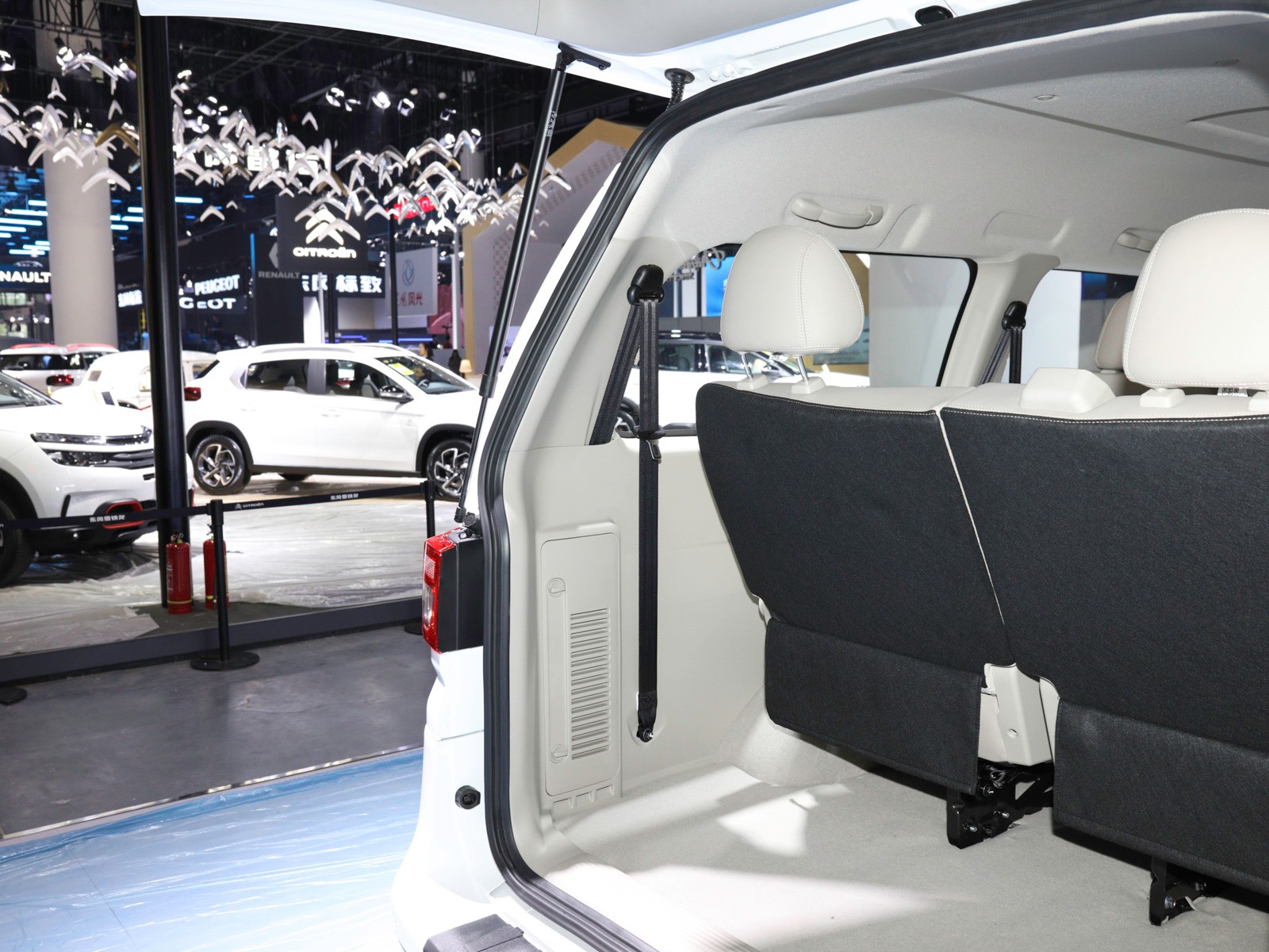 菱智M5新能源車展高清大圖