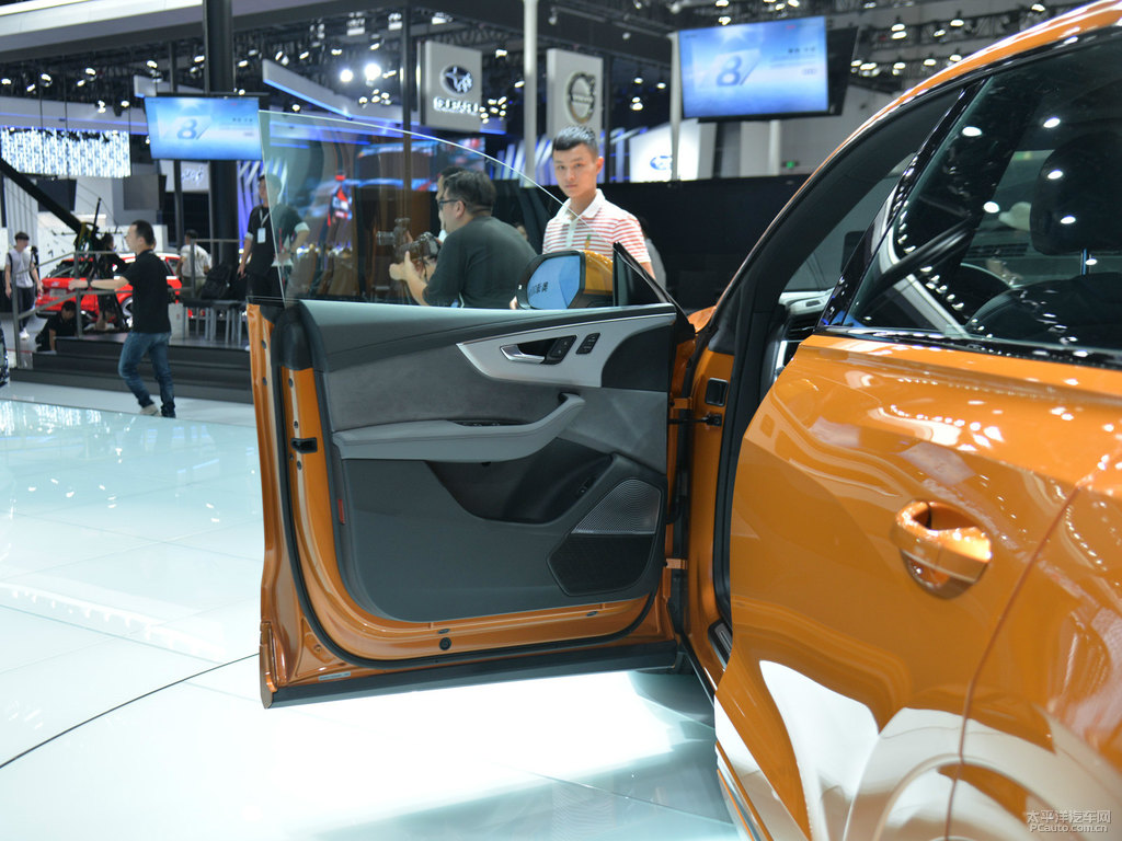 鎏金橙奧迪Q8車廂內(nèi)飾圖片