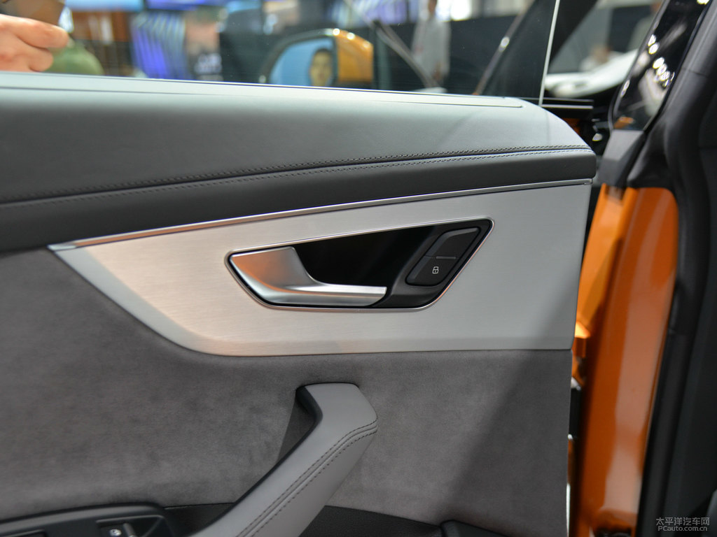 鎏金橙奧迪Q8車廂內(nèi)飾圖片