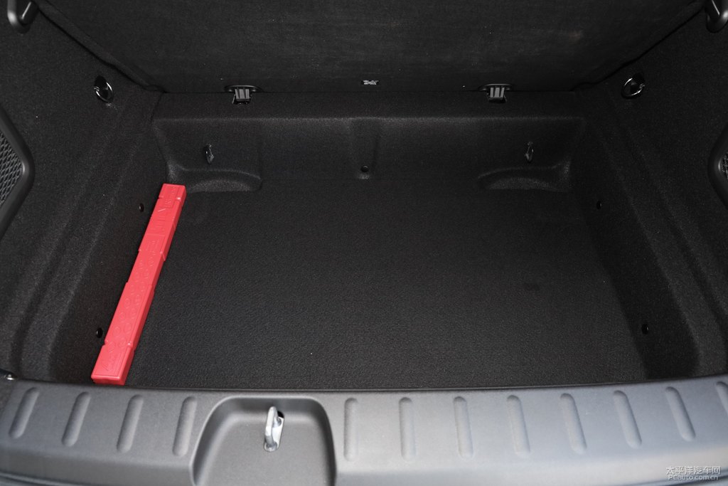 八十度黑MINI CLUBMAN后備廂空間圖片