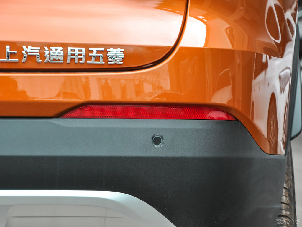 閃晶橙寶駿510車尾外觀圖片