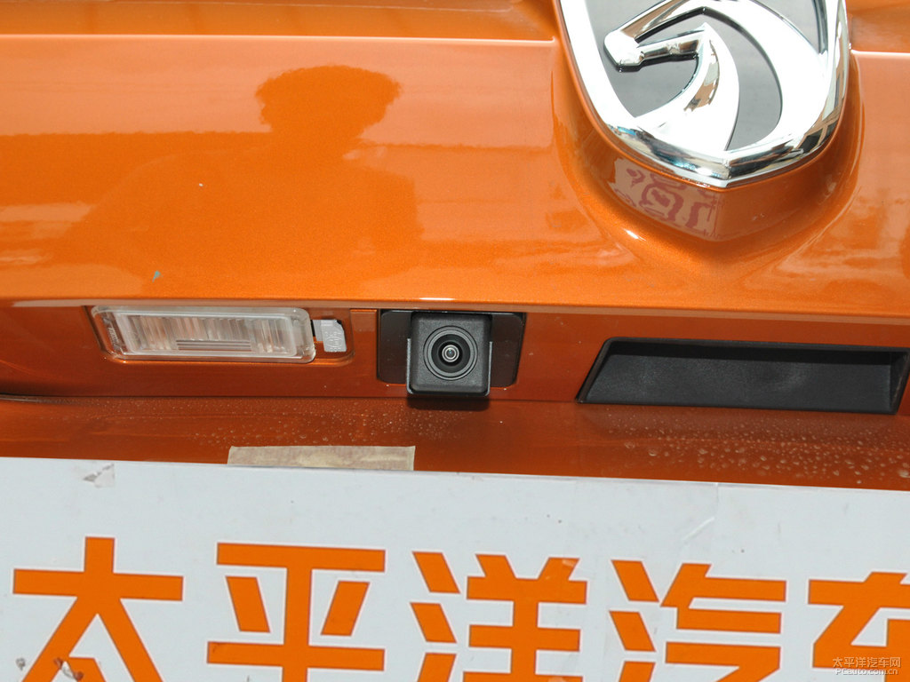 閃晶橙寶駿510車尾外觀圖片