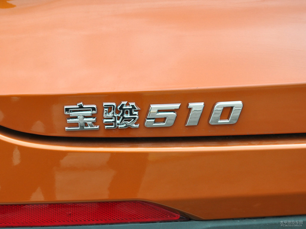 閃晶橙寶駿510車尾外觀圖片