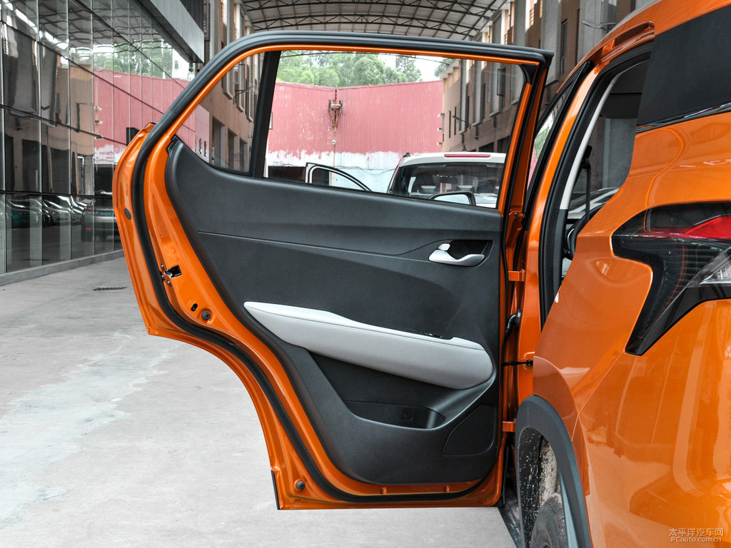 閃晶橙寶駿510車廂內(nèi)飾圖片