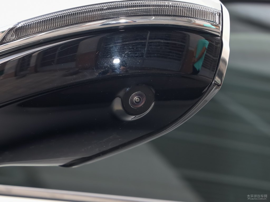 珍珠白奔騰T99車身外觀圖片