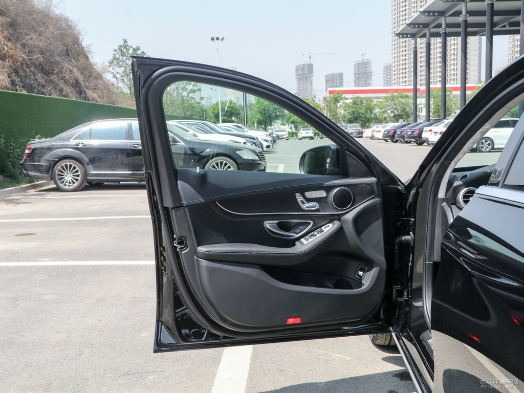 曜巖黑奔馳C級車廂內(nèi)飾圖片