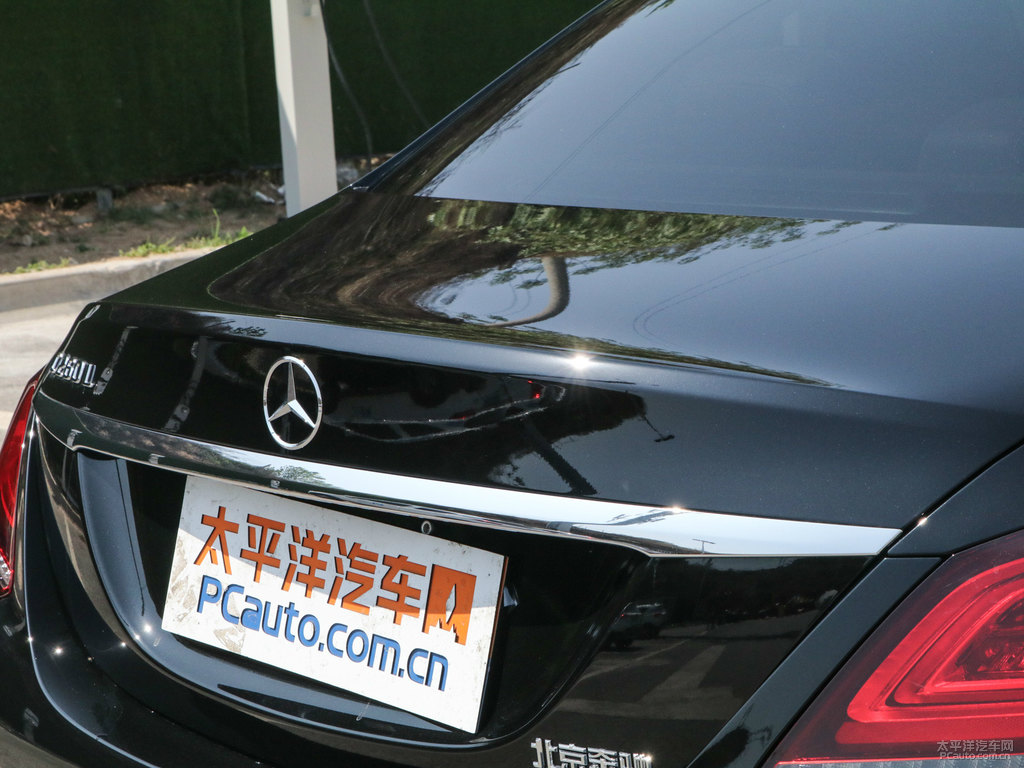 曜巖黑奔馳C級車尾外觀圖片