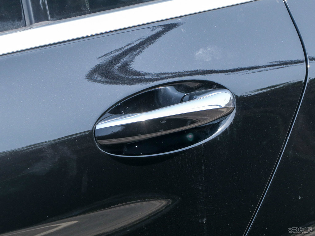 曜巖黑奔馳C級(jí)車(chē)身外觀圖片