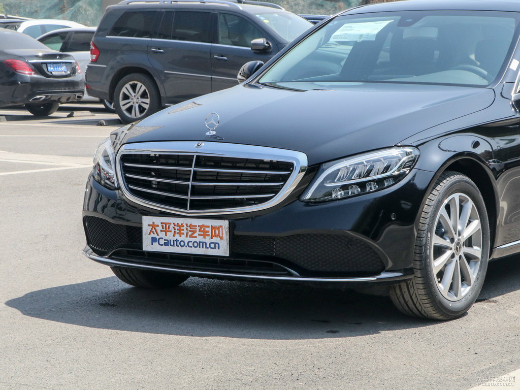 曜巖黑奔馳C級(jí)車頭外觀圖片