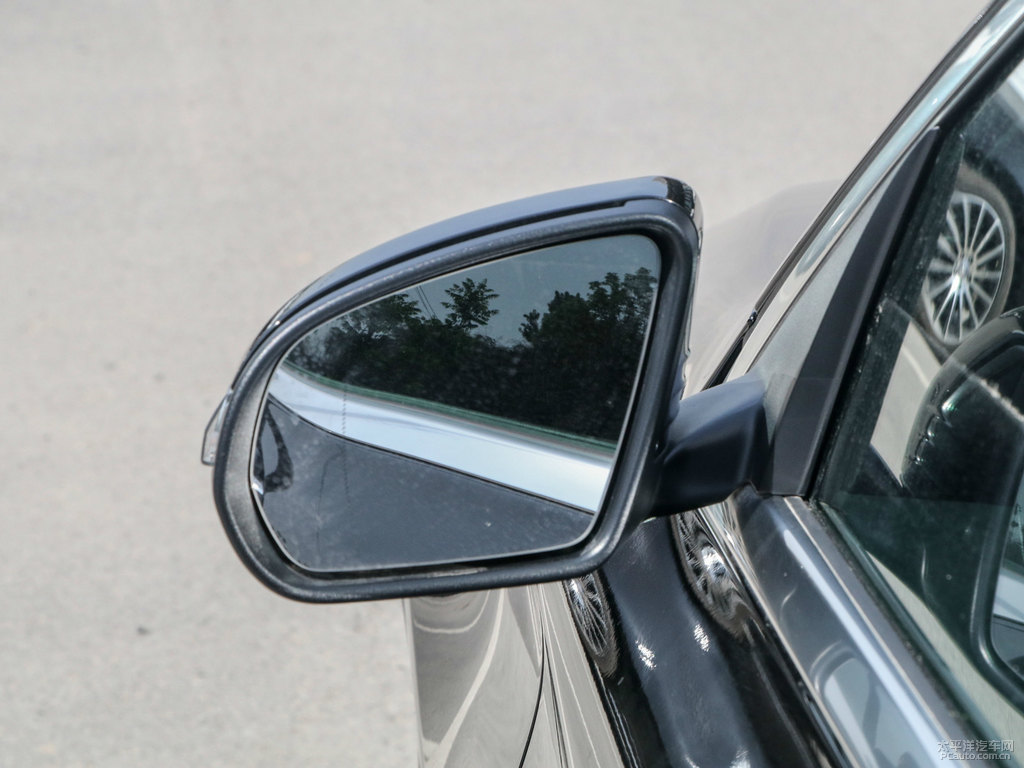 曜巖黑奔馳C級車身外觀圖片