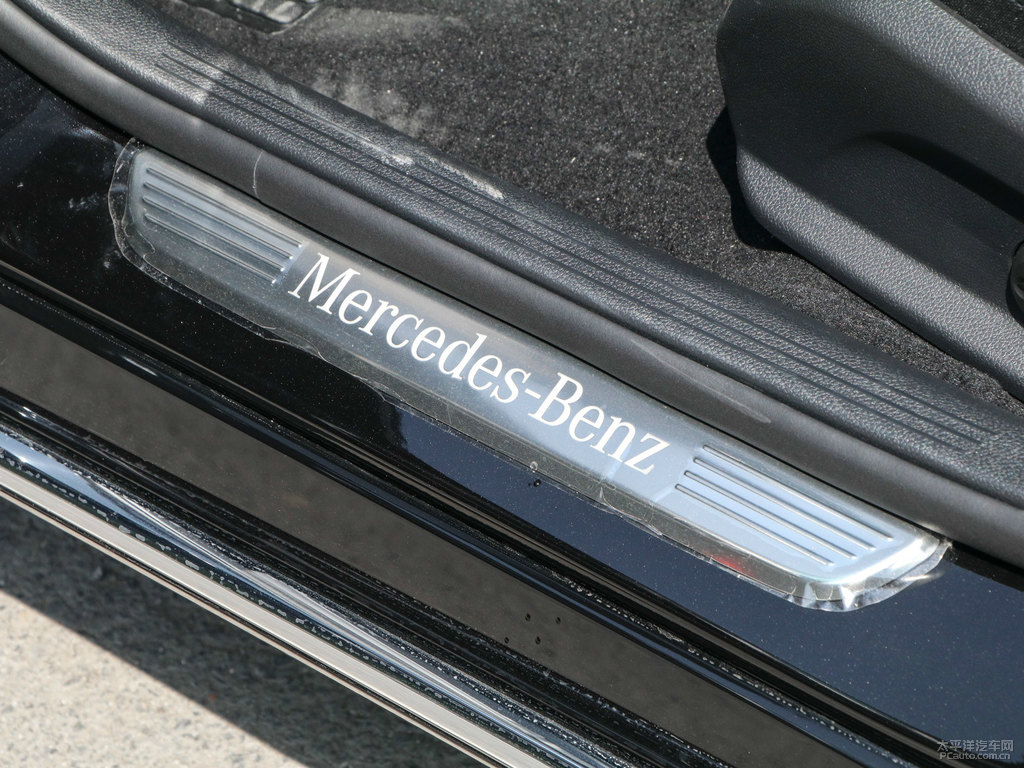 曜巖黑奔馳C級車廂內(nèi)飾圖片