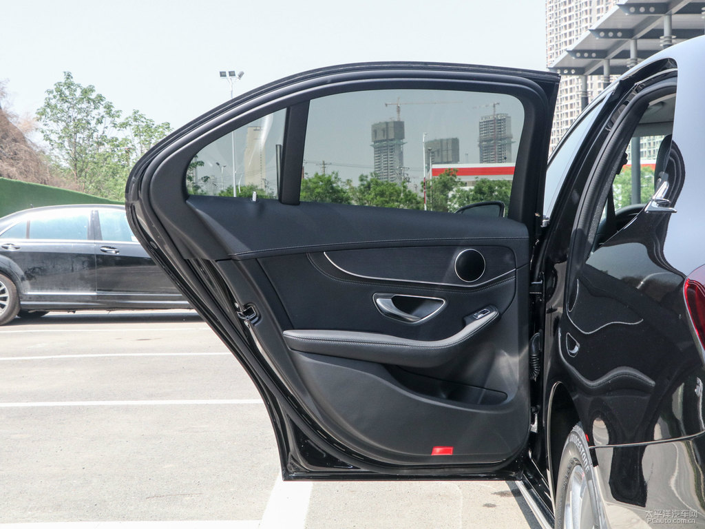 曜巖黑奔馳C級(jí)車廂內(nèi)飾圖片