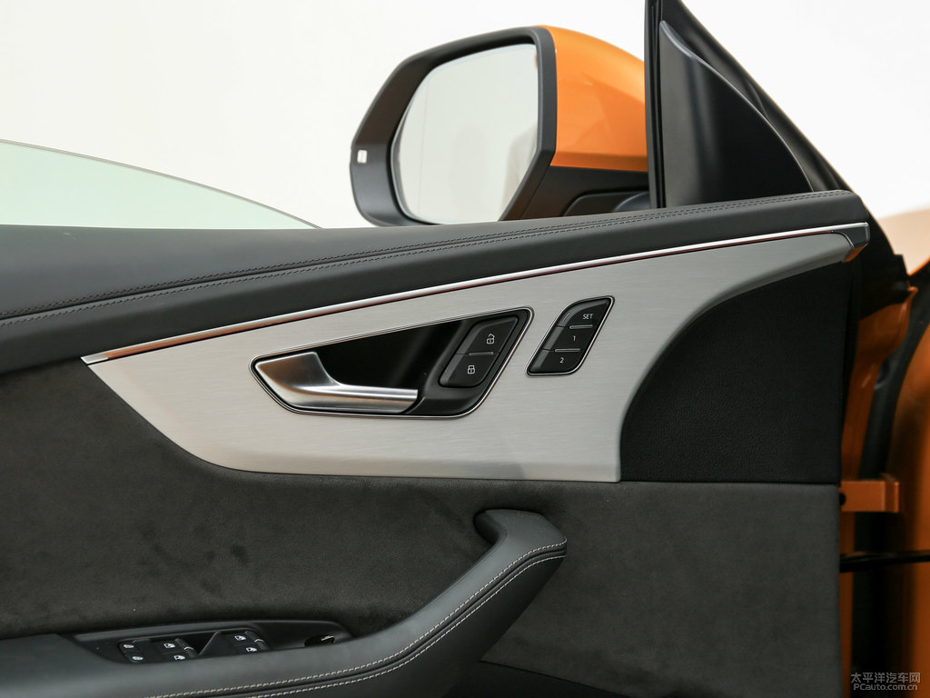 鎏金橙奧迪Q8車廂內(nèi)飾圖片