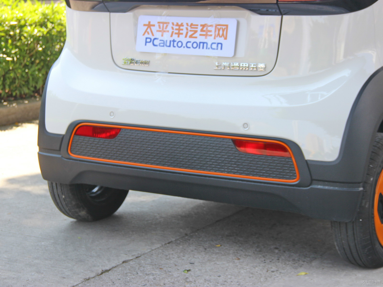 寶駿E100外觀(guān)高清大圖
