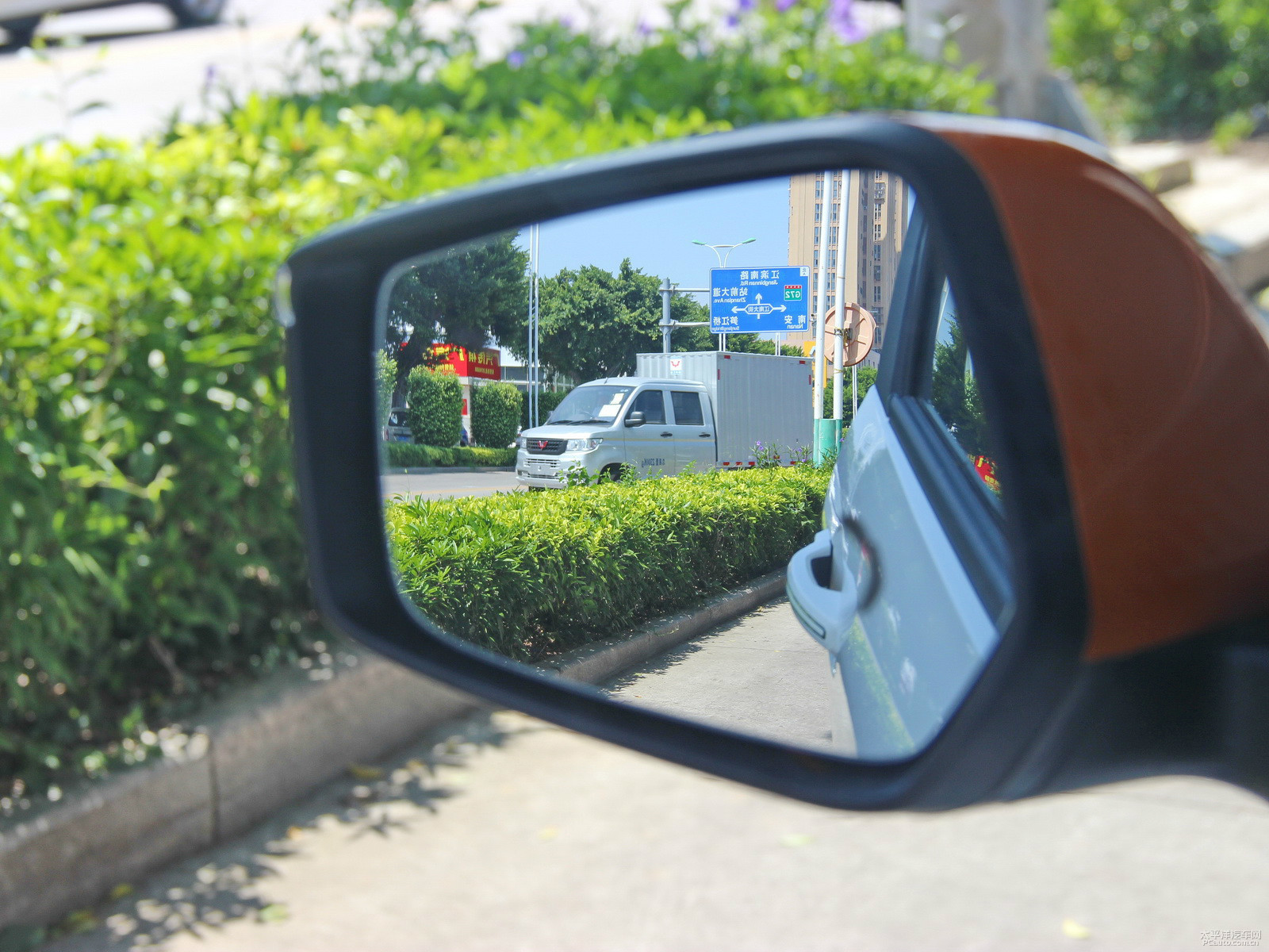 寶駿E100外觀高清大圖
