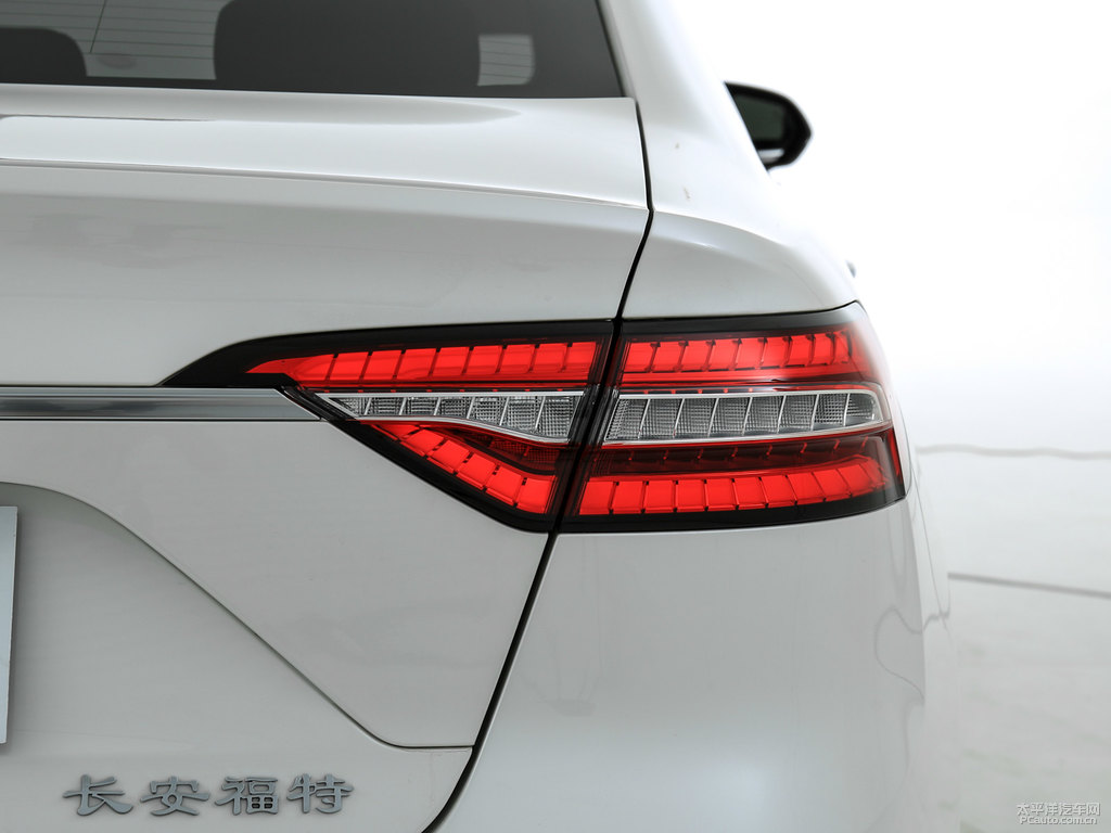 希臘白金牛座車尾外觀圖片