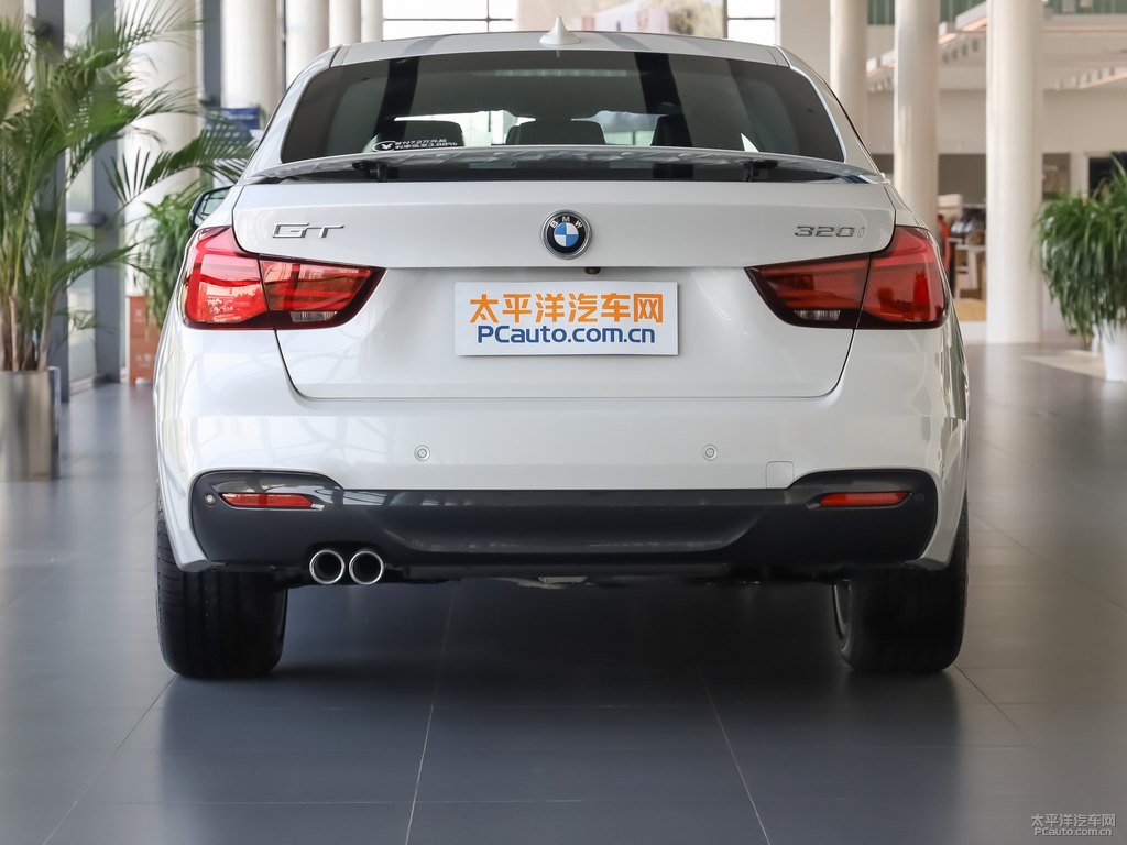 礦石白寶馬3系GT車尾外觀圖片