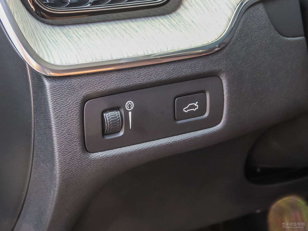 松林灰沃爾沃XC60中控內飾圖片