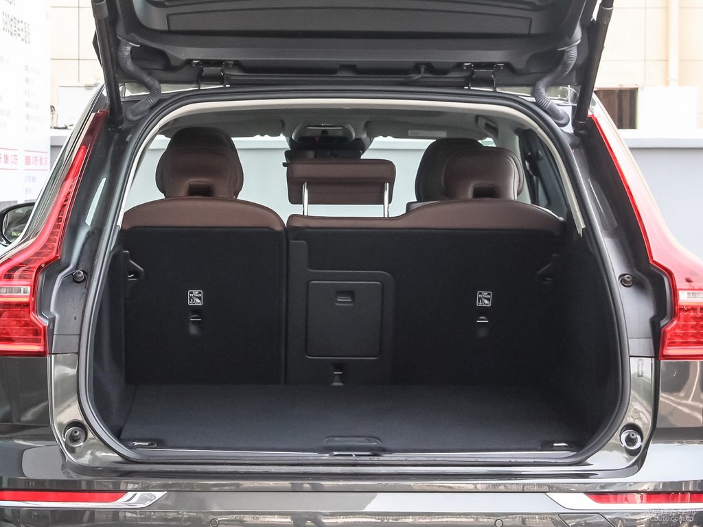 松林灰沃爾沃XC60后備廂空間圖片