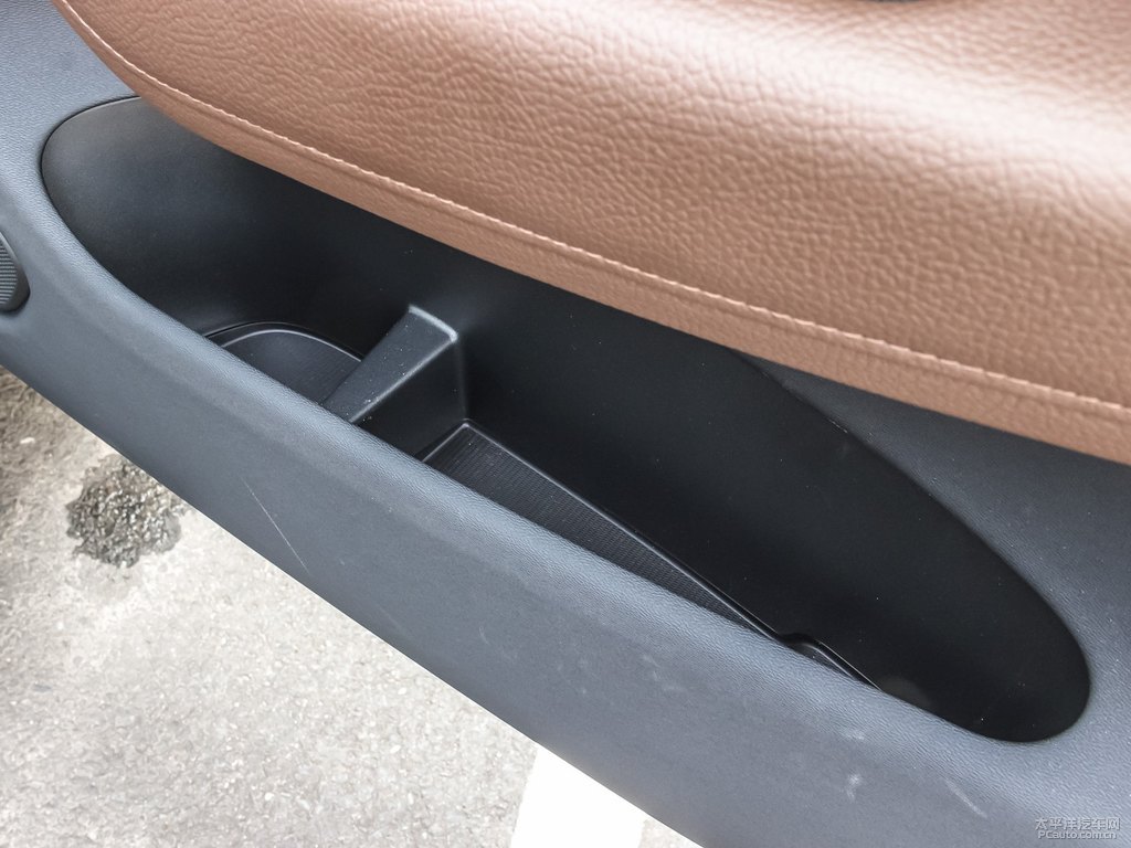 松林灰沃爾沃XC60儲物空間空間圖片