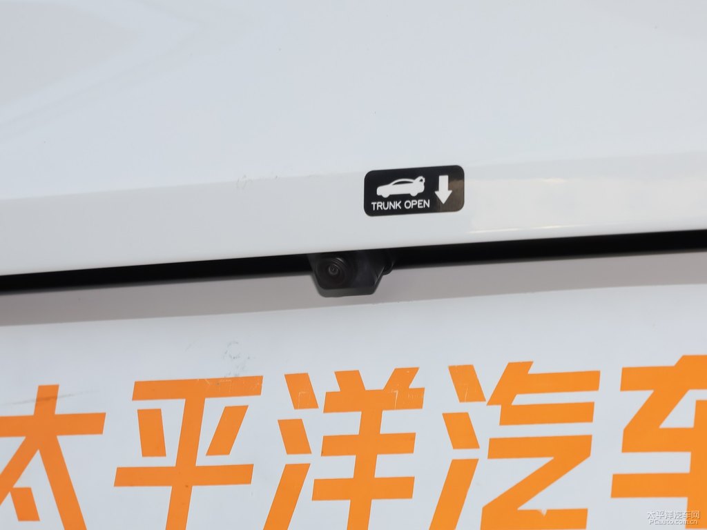 冰晶白帝豪GS車尾外觀圖片